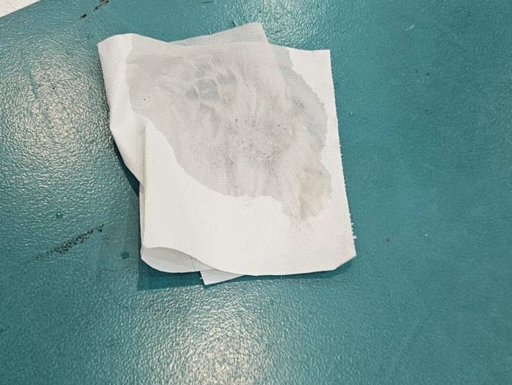 El agua cae en las pistas del polideportivo