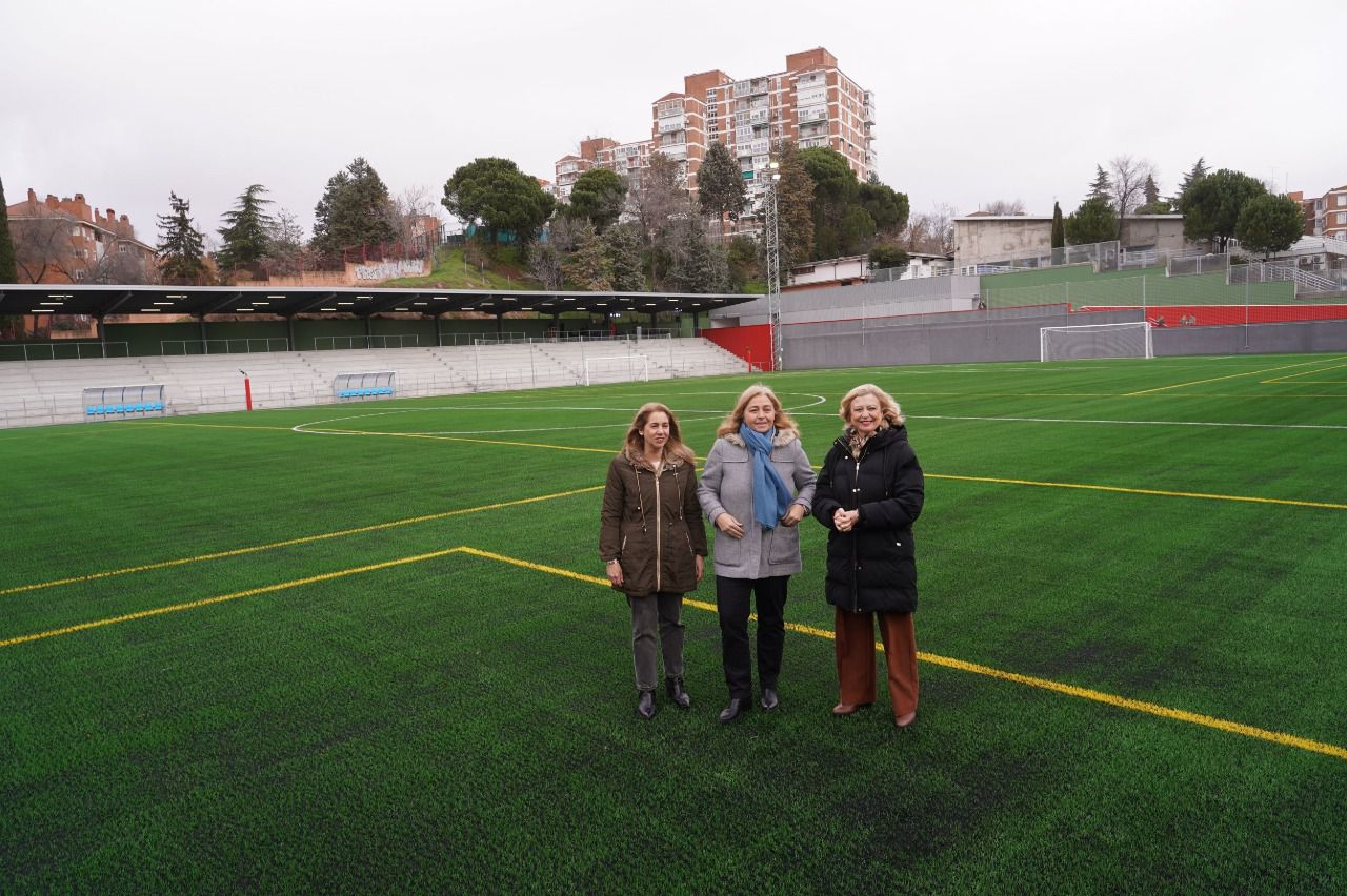 Visita al campo de fútbol de Inma Sanz, Paloma García Romero y Nadia Álvarez