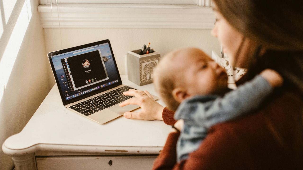 Una madre trabajando con su bebé