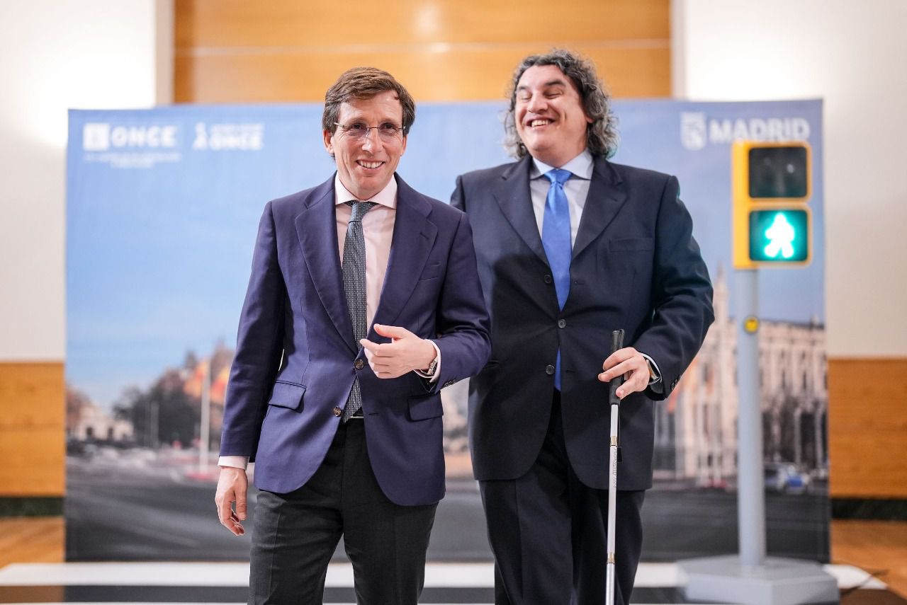 Martínez-Almeida y Luis Palomares cruzando el paso de peatones
