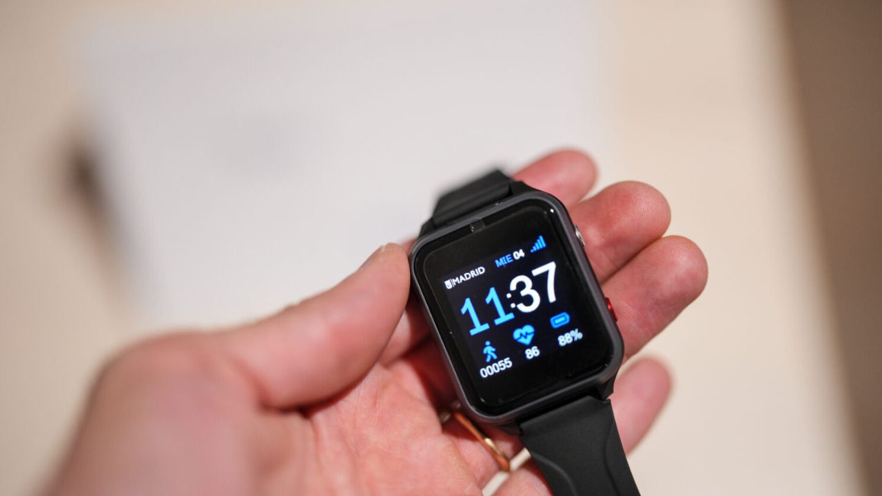 Reloj con servicio de teleasistencia para personas mayores