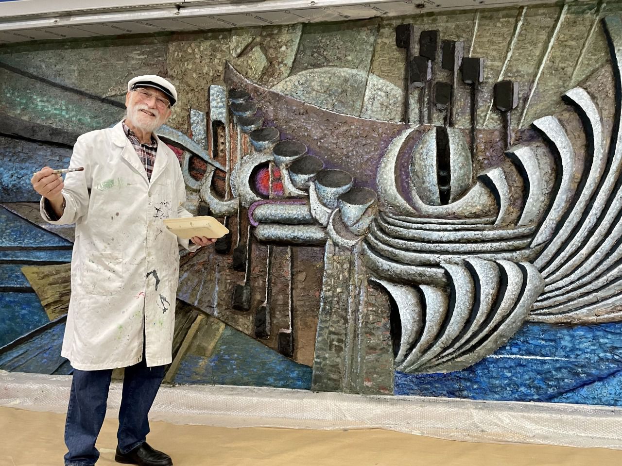 Eladio García Santibáñez restaurando en 2023 el mural de la estación de Laguna (Metro de Madrid)