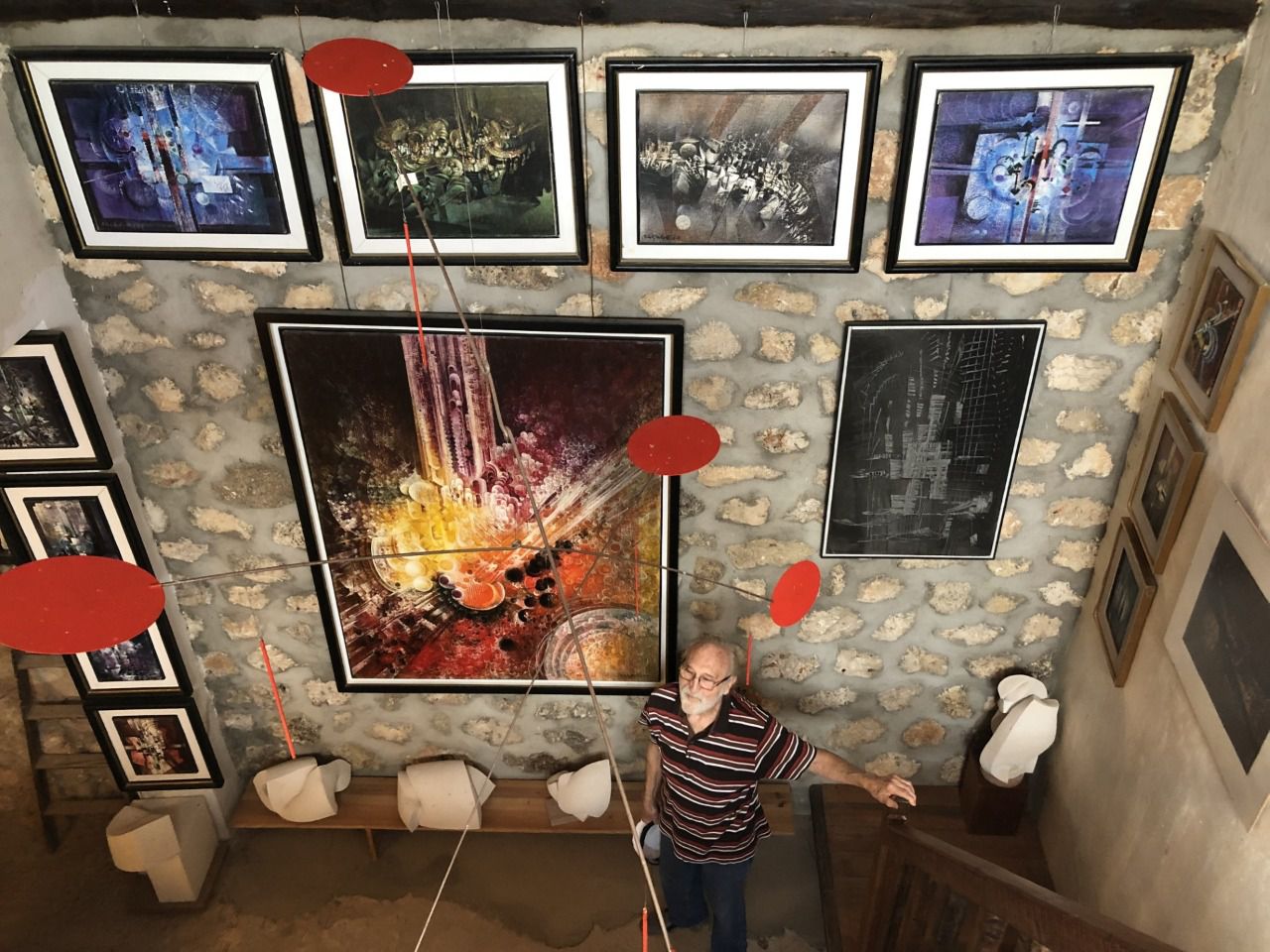 El artista, con algunas de sus obras (E.G. Santibáñez)