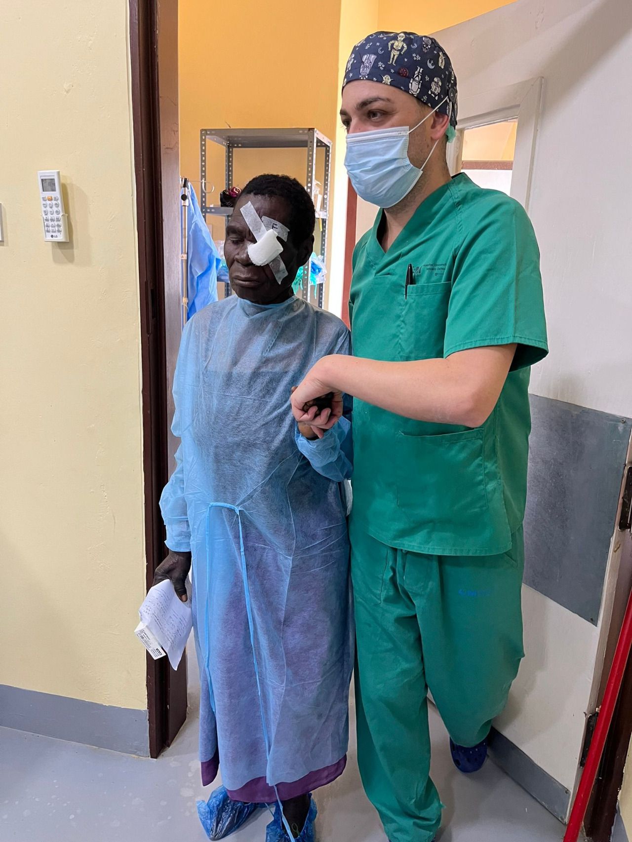 Santiago con una de las pcientes operadas