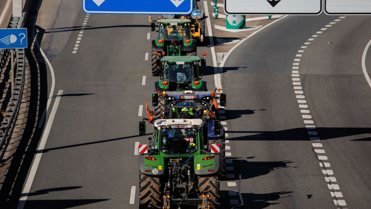 Los tractores en la carretera