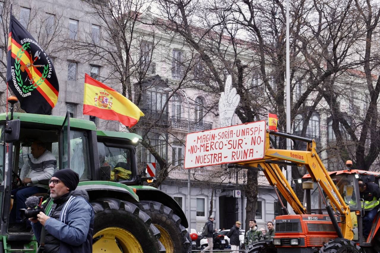 Los tractores circulan por las calles (Foto: Mónica González Boto)