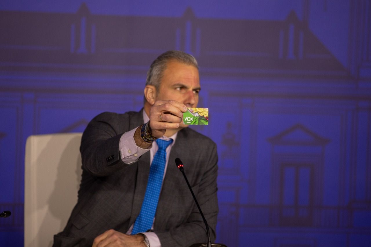 Ortega Smith enseñando su carné de afiliado al partido