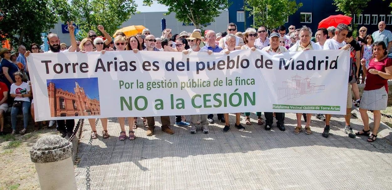 Vecinos protestando por la cesión al Banco de España de la Quinta de Torres Arias