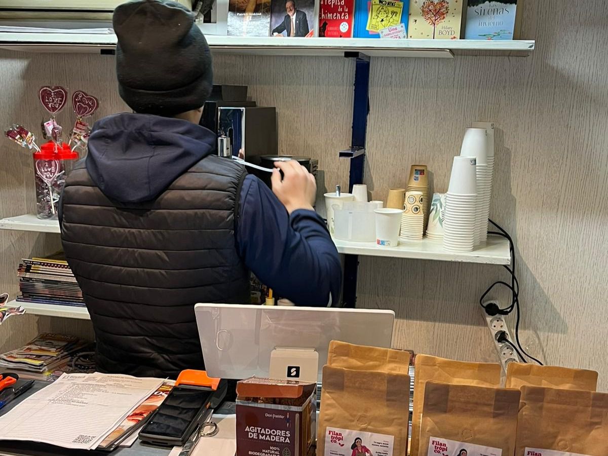 Abdul preparando un café para llevar.
