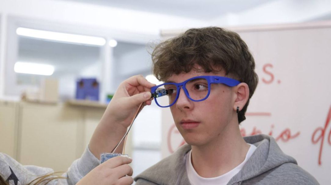 Un alumno prueba las gafas inteligentes