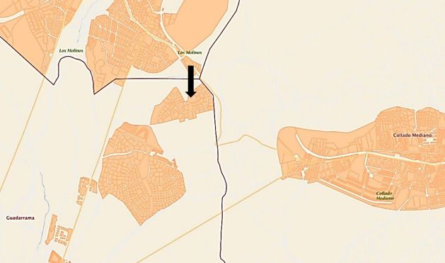 Ubicación de la zona en la que se pretende construir las viviendas de lujo y líneas de los términos municipales de Guadarrama, al suroeste, Los Molinos, al norte, y Collado Mediano, al este