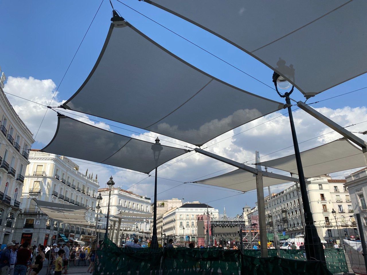 Imagen de la instalación de los toldos de Sol.