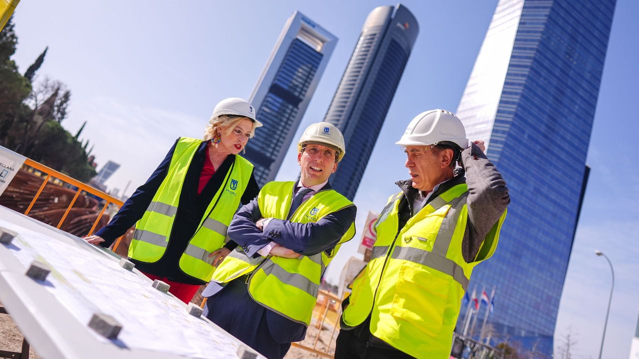 Paloma García Romero y el alcalde, José Luis Martínez-Almeida, visitando las obras de la Castellana.