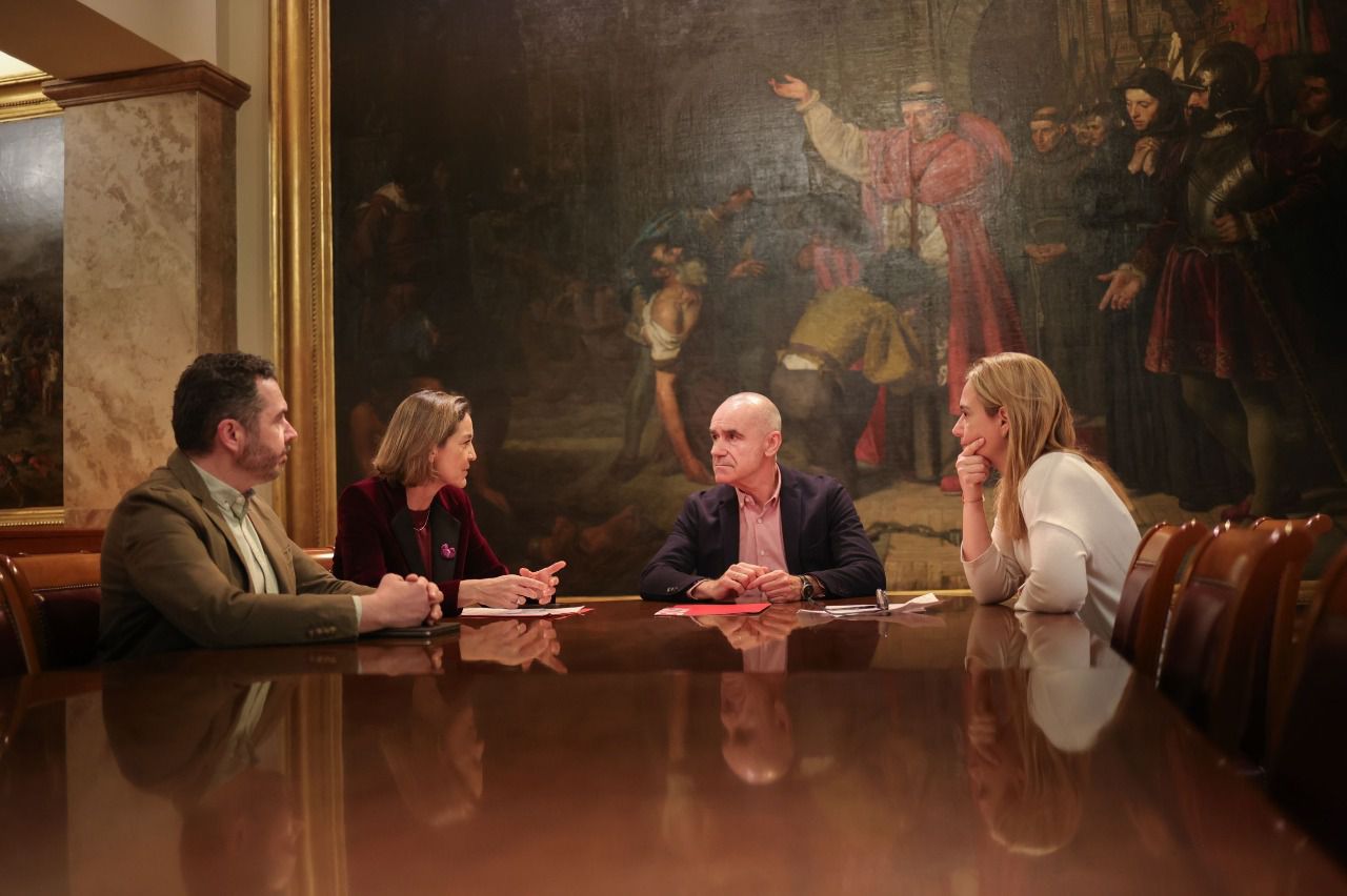 Reunión en el Senado entre Sara Hernández, Reyes Maroto, Jorge Donaire y Antonio Muñoz.