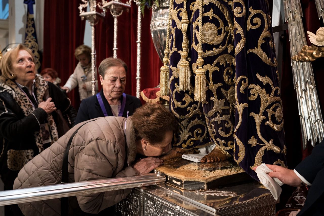 Una mujer durante el Besapiés de la imagen del Cristo de Medinaceli (Foto: Diego Radamés / Europa Press)