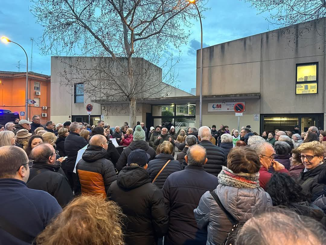 Pasada manifestación en Villaverde por el colapso del centro de salud Los Rosales