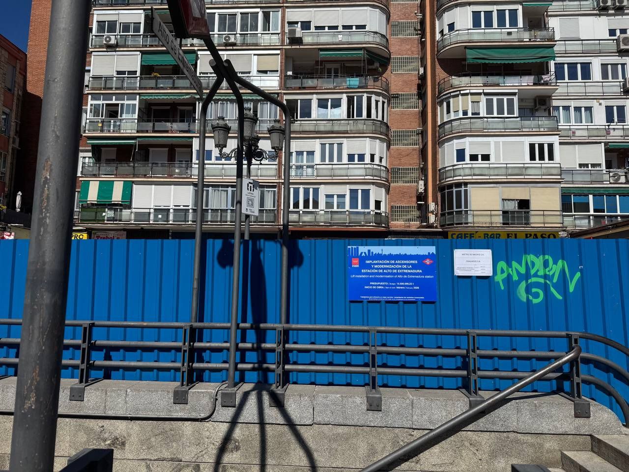 Vallas metálicas tapando los comercios de la zona.