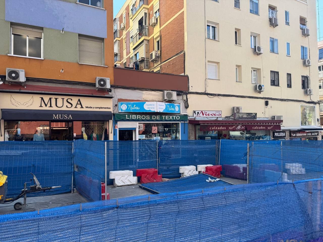 Escaparate de Musa, Librería Nubes y Calzados Nieves, tapados.