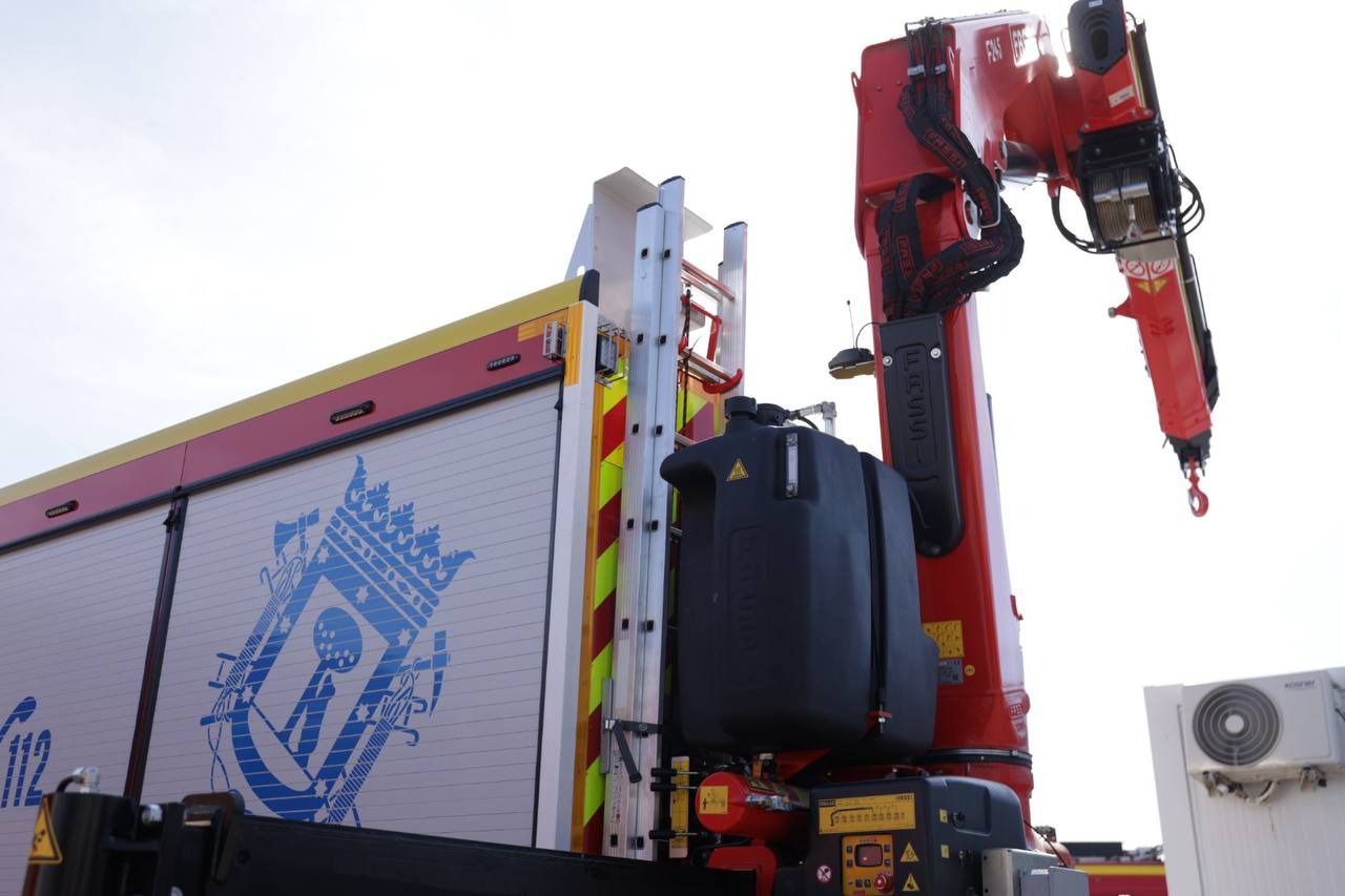 Grúa del camión de bomberos. 