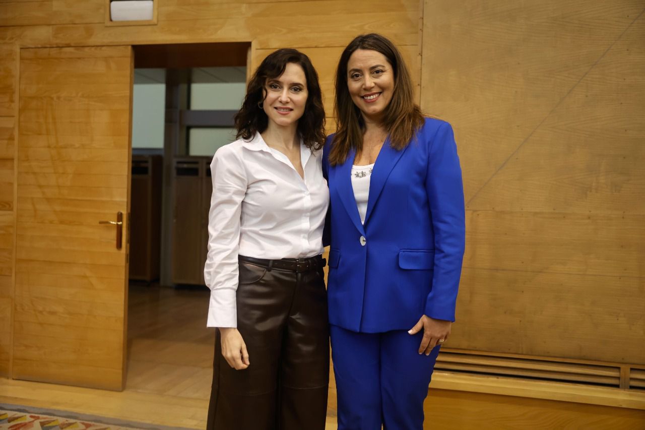 Isabel Díaz Ayuso y Ana Millán, antes de iniciarse el Pleno en la Asamblea de Madrid (Foto: Comunidad de Madrid)