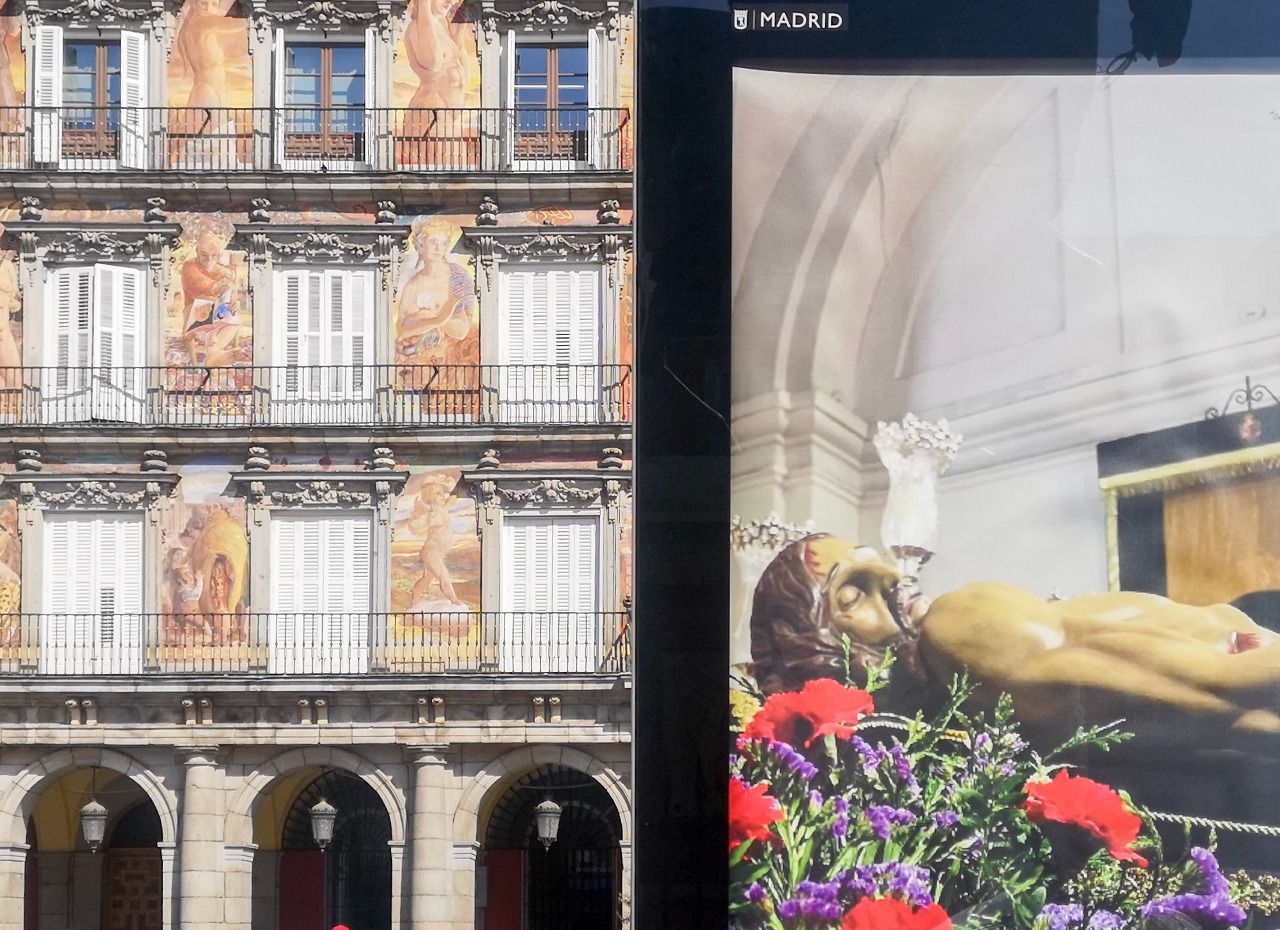 Uno de los carteles de Semana Santa expuestos en la Plaza Mayor (Foto: Antonio Castro)