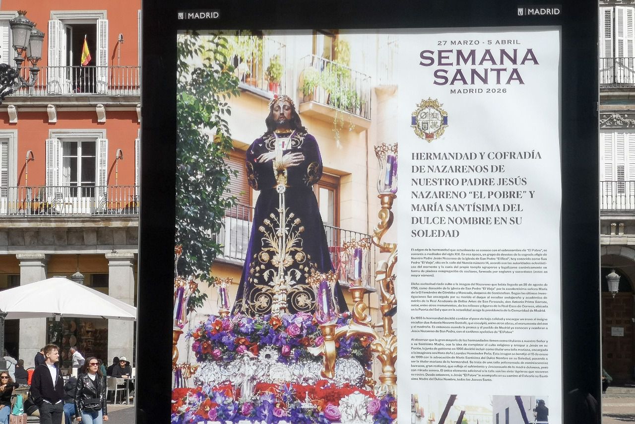 Uno de los carteles de Semana Santa expuestos en la Plaza Mayor (Foto: Antonio Castro)
