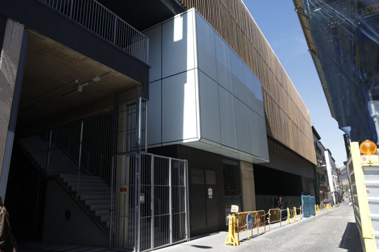 Entrada al aparcamiento del Edificio Multifuncional de la calle Fúcar, 6 (Foto: Ayuntamiento de Madrid)