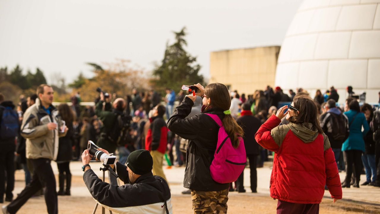 Madrileños observando el cielo en un evento astronómico