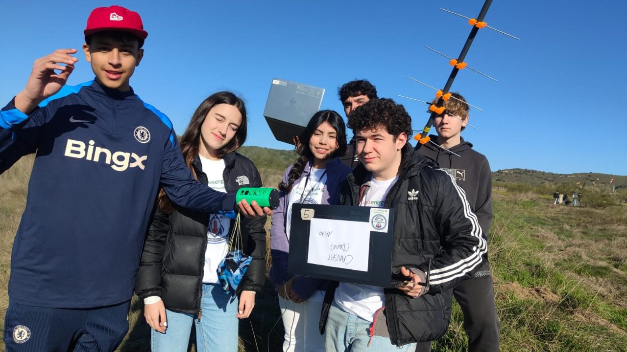Los alumnos que construyeron el satélite el día del lanzamiento