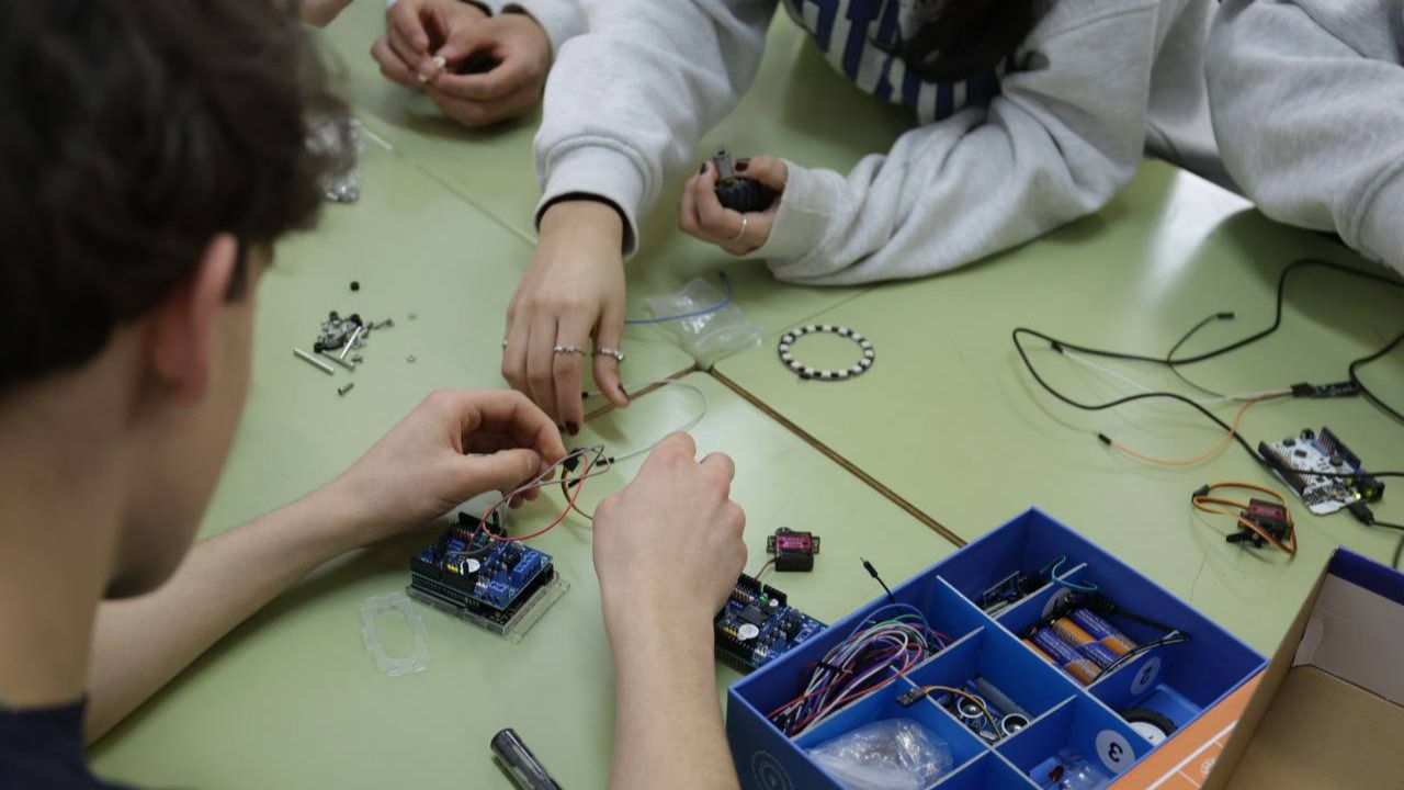 Los alumnos en una clase de tecnología