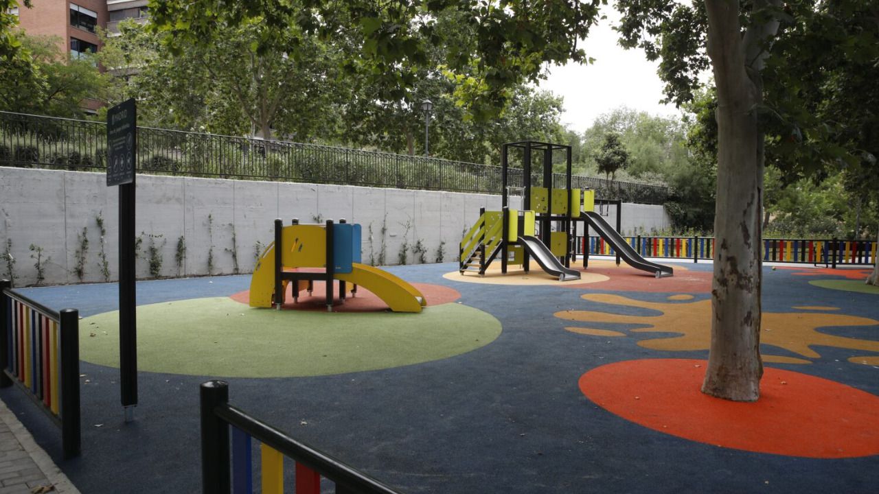 Foto del área infantil del Parque de La Viña en el barrio de Entrevías.