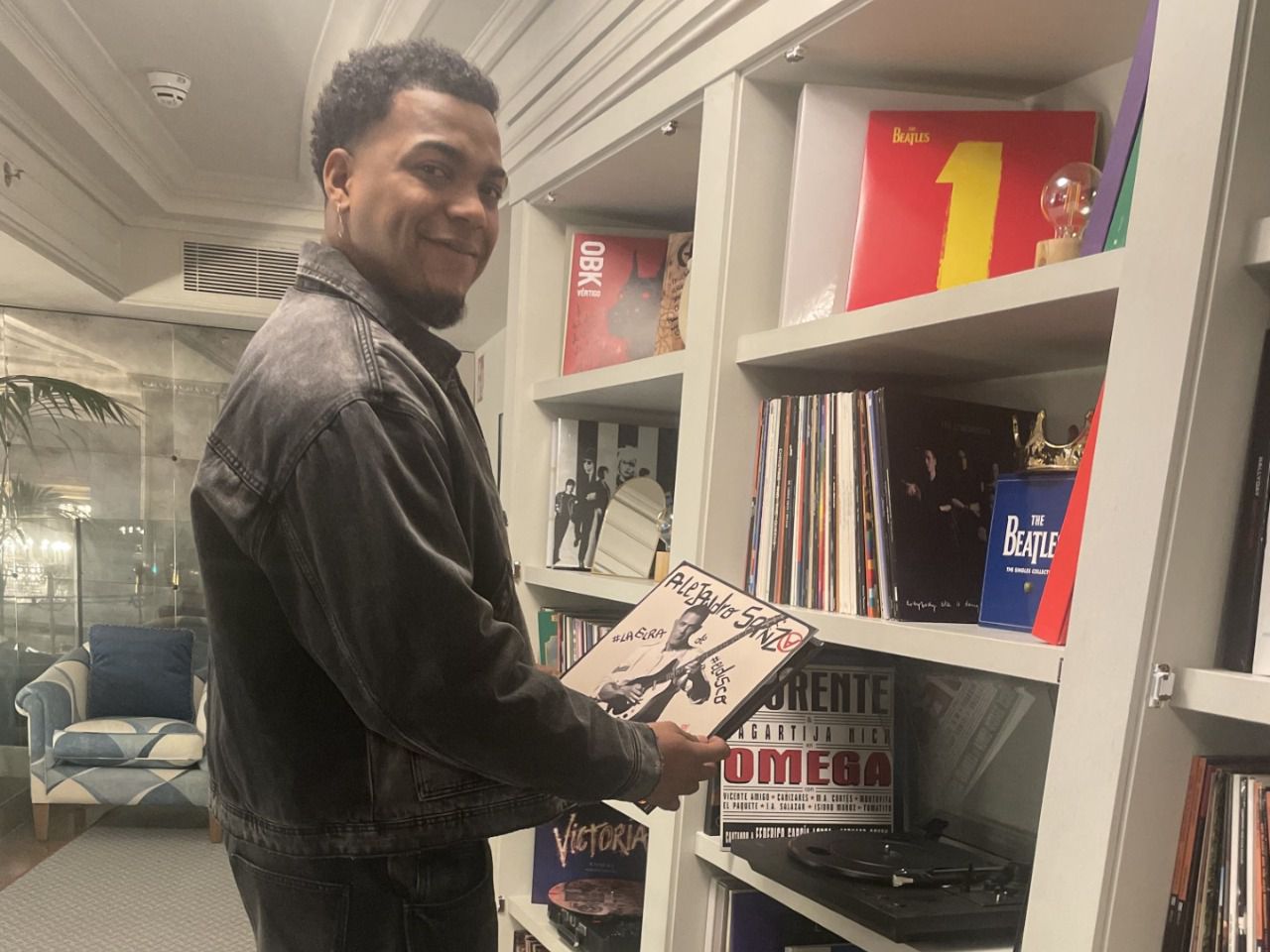 Luis Cortés se dispone a poner un vinilo de su admirado Alejandro Sanz. (Foto: Chema Cano)