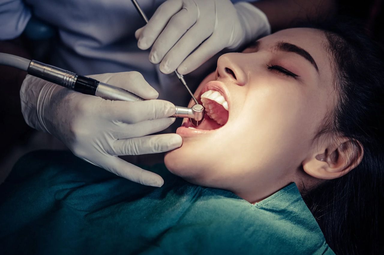 Un dentista durante un tratamiento a una paciente (Foto: Oral Studio)