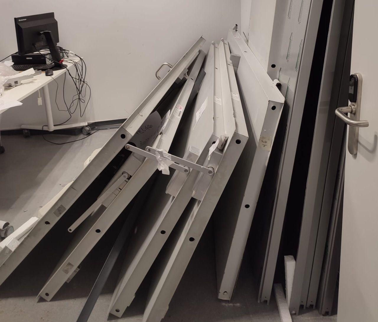 Puertas rotas en el nuevo edificio del 12 Octubre (Foto: MATS)