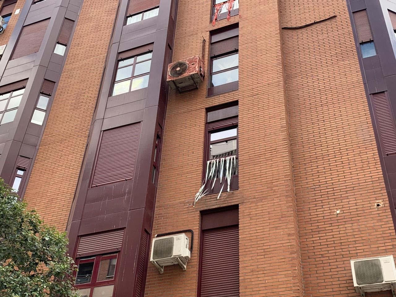 plásticos en las ventanas en la calle Tomás Bretón (Foto: Pablo García Sanz)