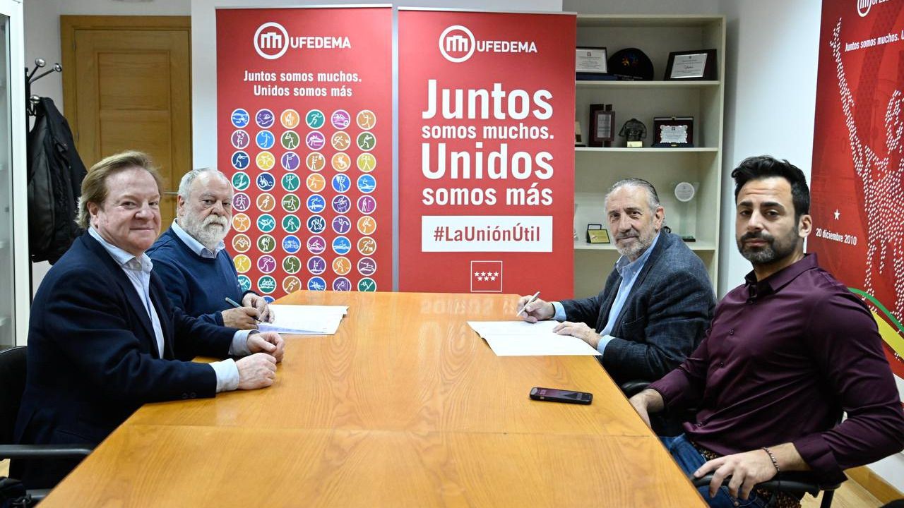 A la izquierda, Juan Pajares, director de Madridiario, y José Brías, director general de Grupo Madridiario; a la derecha, Vicente Martínez Orga, presidente de Ufedema, y Pedro Gironés, tesorero de Ufedema.