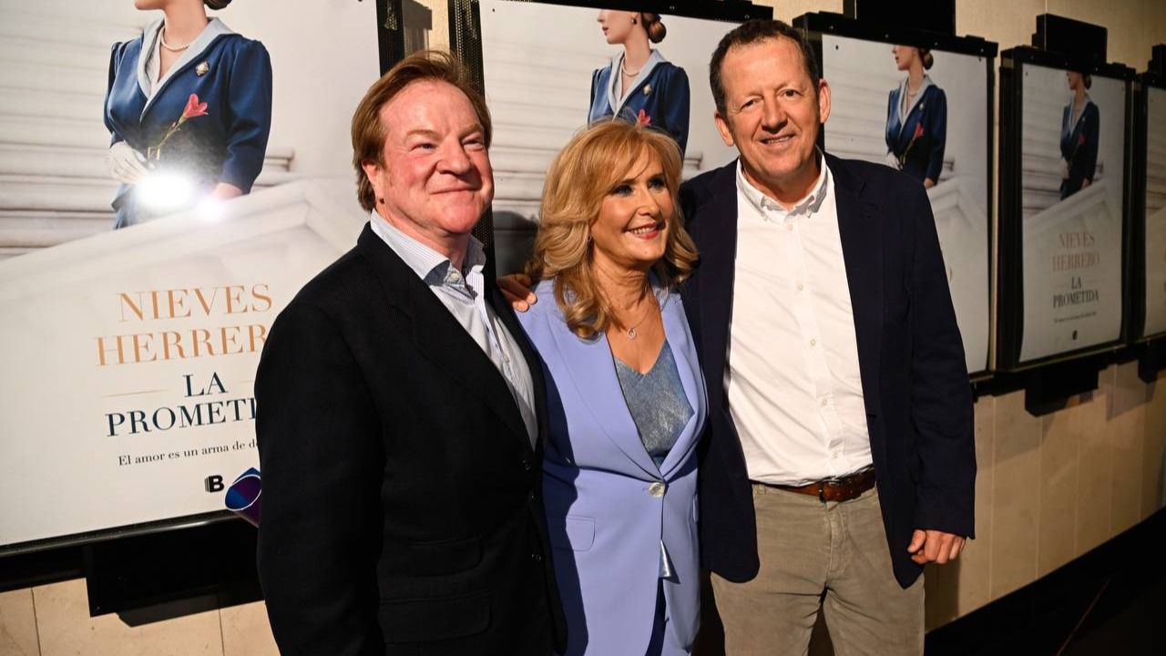 Juan Pajares, director de Madridiario; la periodista Nieves Herrero y el presentador Carlos García-Hirschfeld.