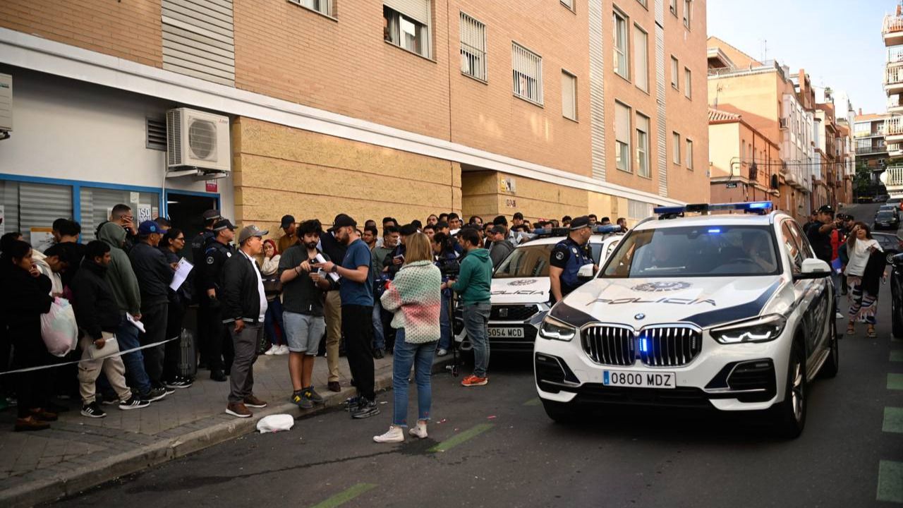 Colas a las puertas de la asociación Aculco