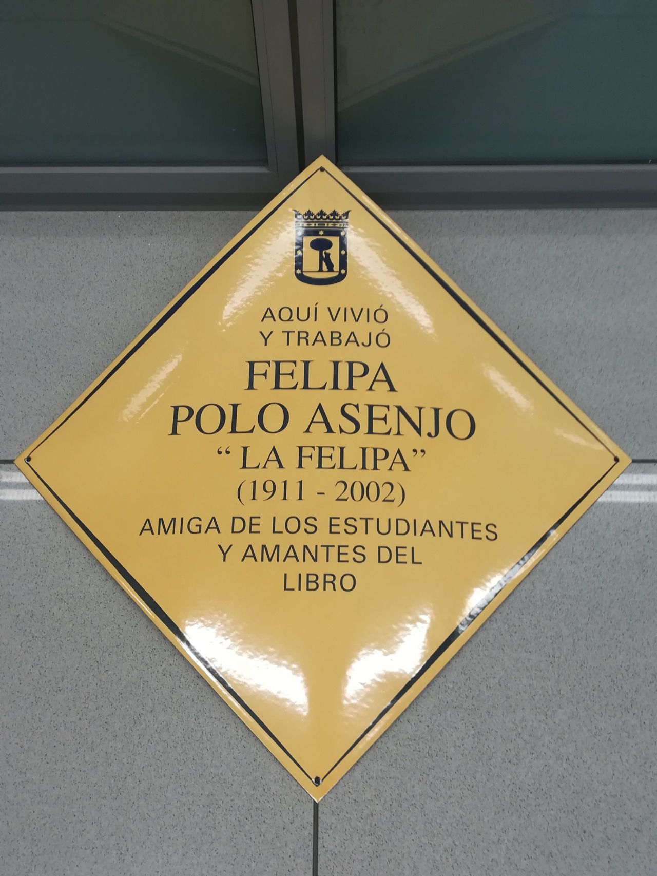 El Ayuntamiento dedica una placa del Plan Memoria a la librera ‘La Felipa’ en la calle de los Libreros
