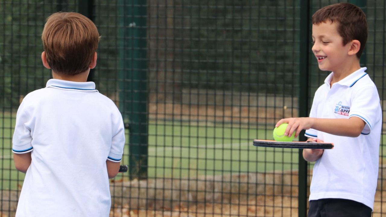 Dos alumnos del centro educativo practicando tenis