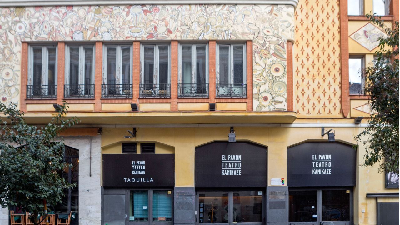 La fachada del teatro Pavón en la etapa de Kamikaze. 2015 