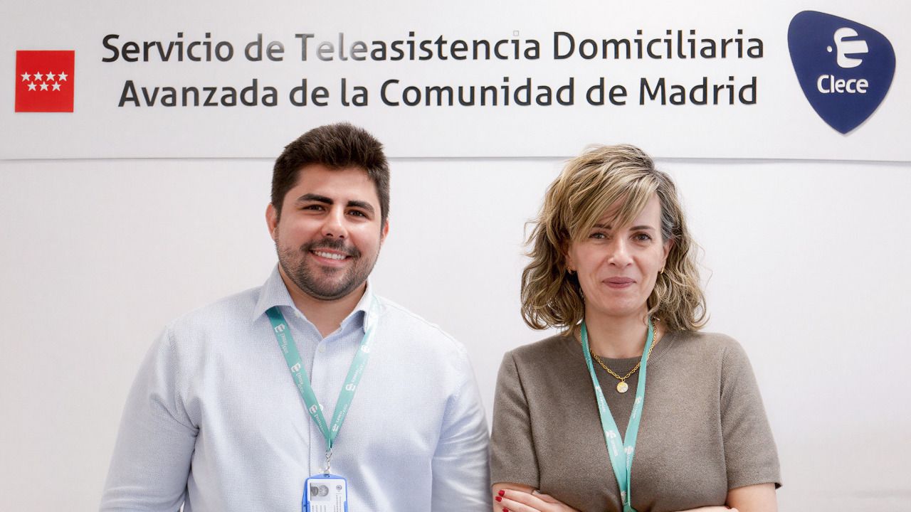 Sergio de la Iglesia, responsable del Centro de Atención de Teleasistencia de Clece y Carolina Gómez, jefa de este servicio