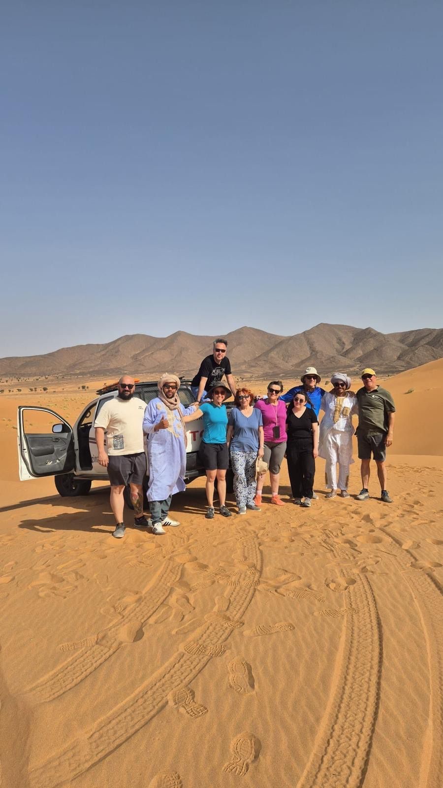 El grupo de periodistas en el desierto