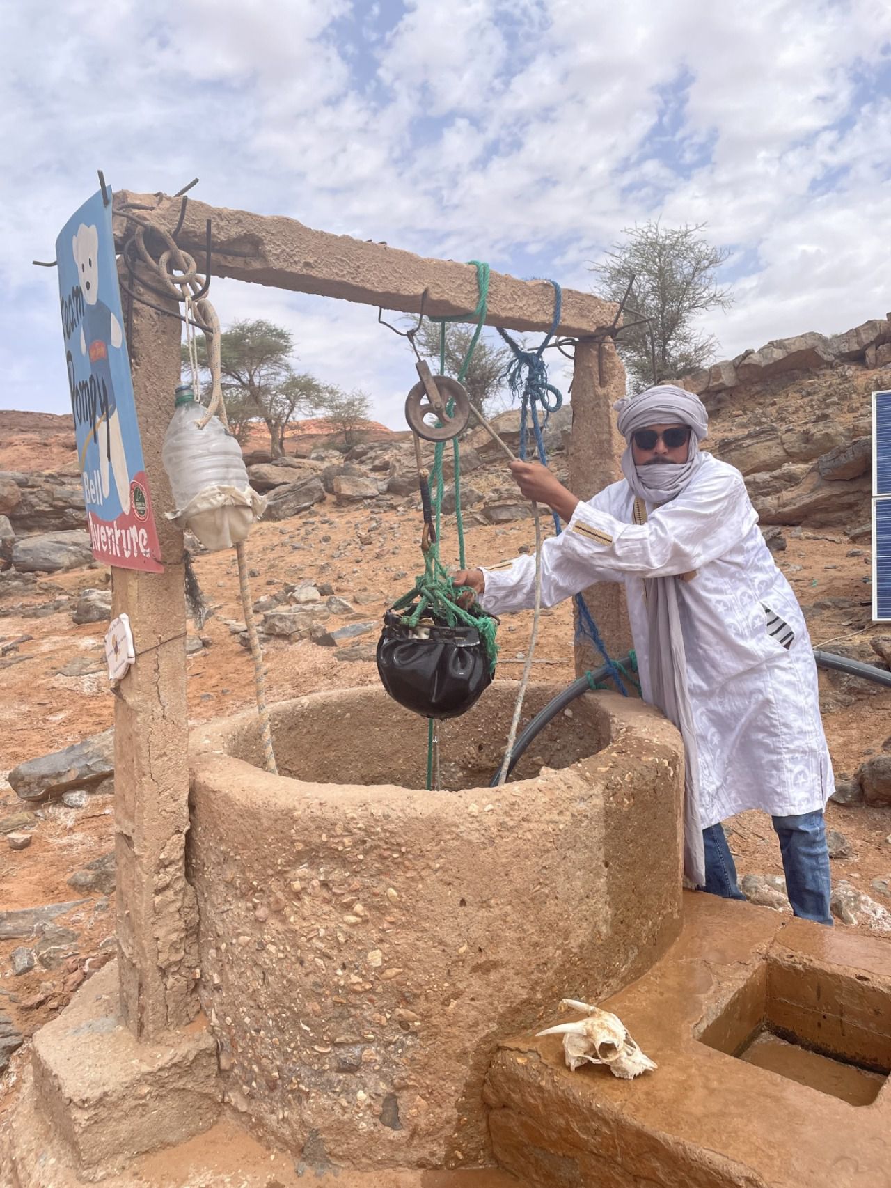 Ali, sacando agua de un pozo