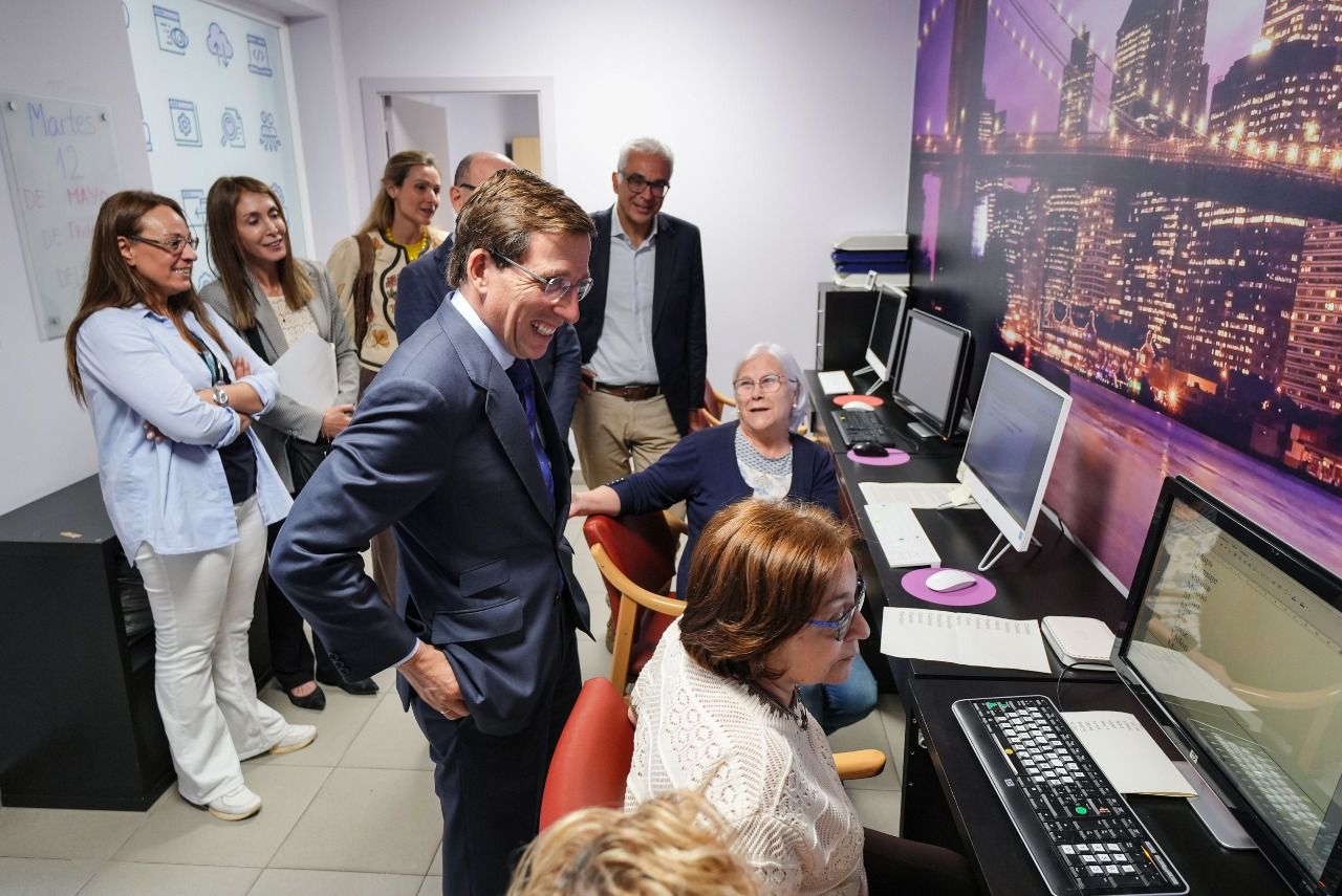 José Luis Martínez-Almeida visitando el centro y conociendo a sus usuarios. Foto: Ayuntamiento de Madrid.