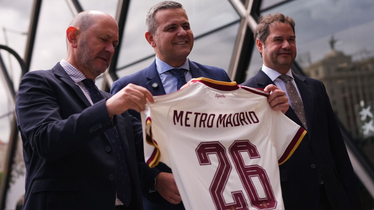 Presentación de la camiseta mundialista de Metro (Foto: Comunidad de Madrid)