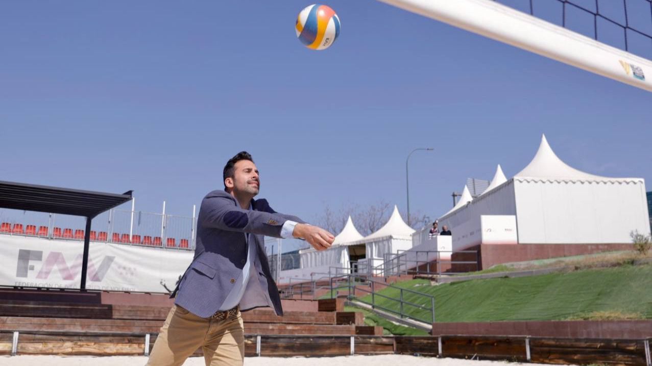 Pedro Gironés jugando al voleibol 