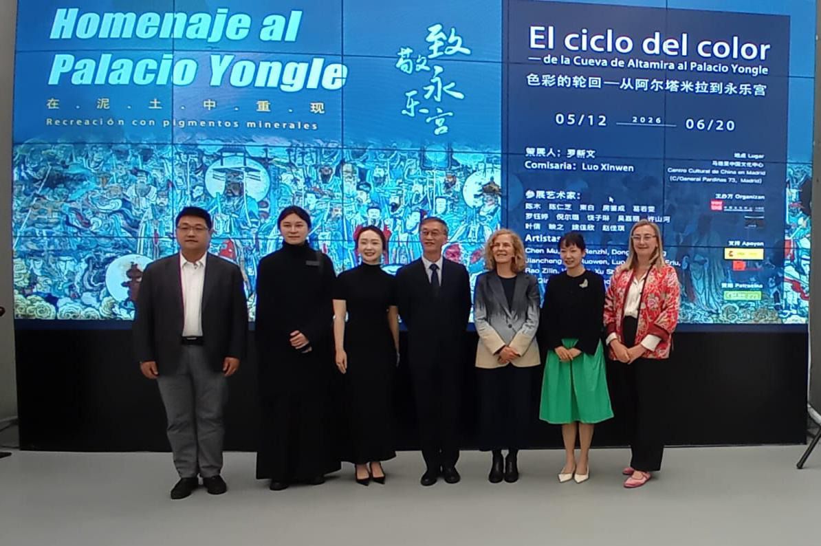 Primero por la izquierda YANG Kaiyu,presidente de la Cámara de Comercio e Inversiones de China en España, el pintor Chen Mu, la comisaria de la exposición Luo Xinwen,el embajador de China en Madrid, Yao Ying, la coordinadora de Cultura del Ayuntamiento de Madrid, María José Panero, la subdirectora del Centro Cultural, Xu Tingting y la directora de la Fundación Cátedra China, Marta Montoro. Foto: María José Cavadas.