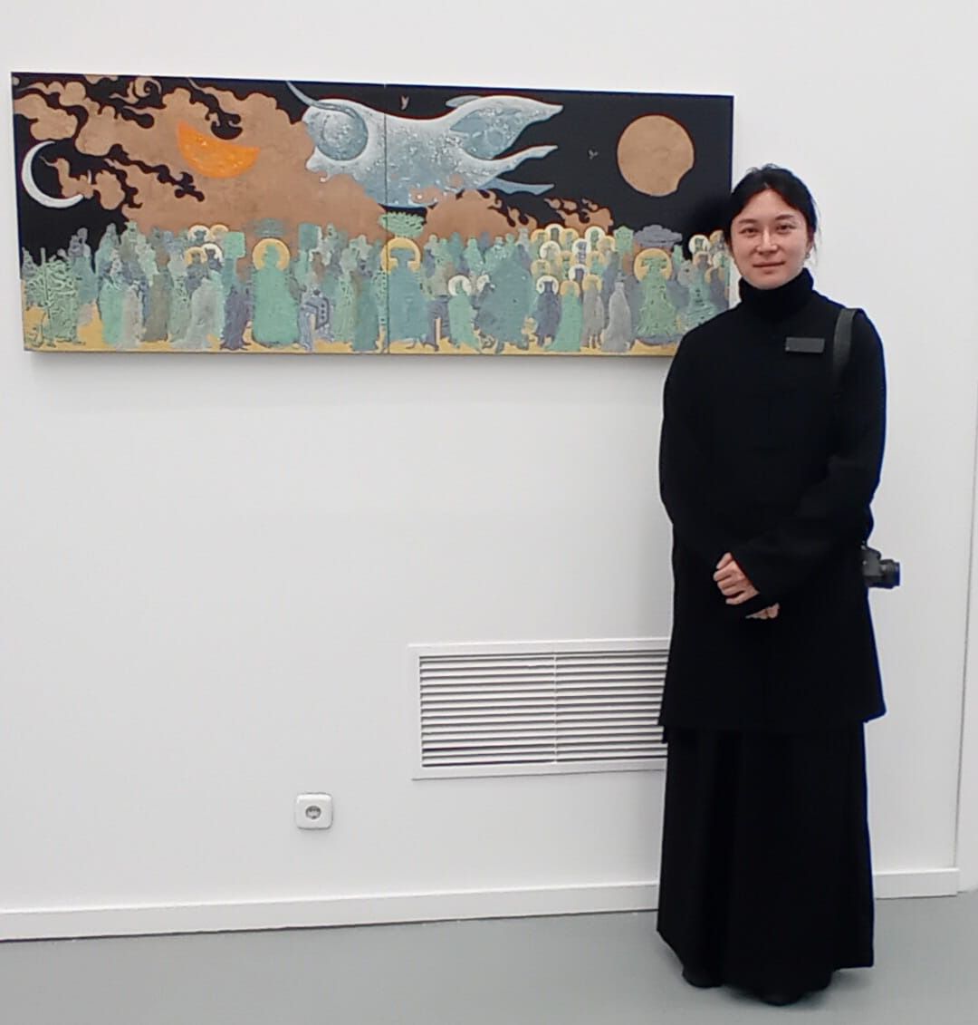 El artista Chen Mu ante su obra “Eterna alegría en la larga noche”. Foto: María José Cavadas.