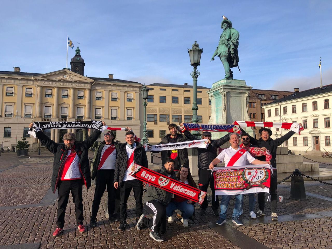 Rodrigo San Pedro y su grupo de amigos en Suecia.